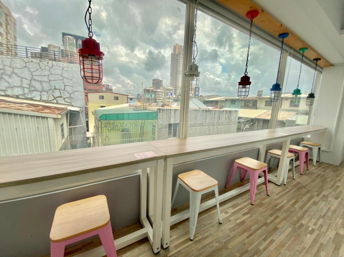 Flyinn Hostel Kaohsiung Exterior foto